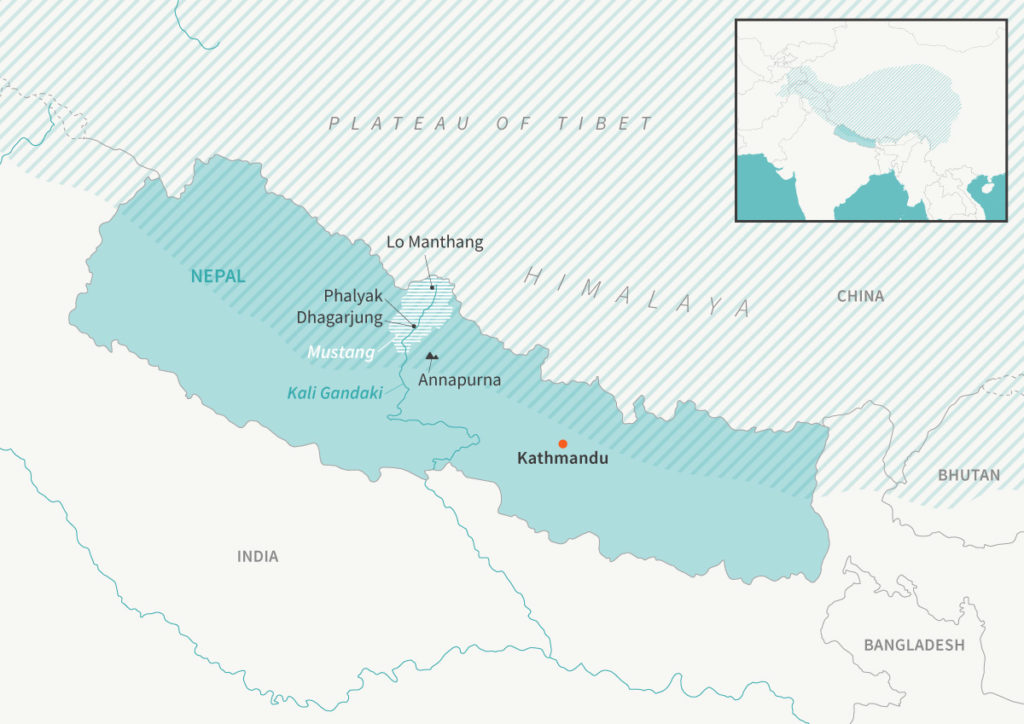 A map of Nepal, showing Mustang in white hash marks, and the Tibetan plateau in blue hash marks. Illustration: E. Wikander/Azote.