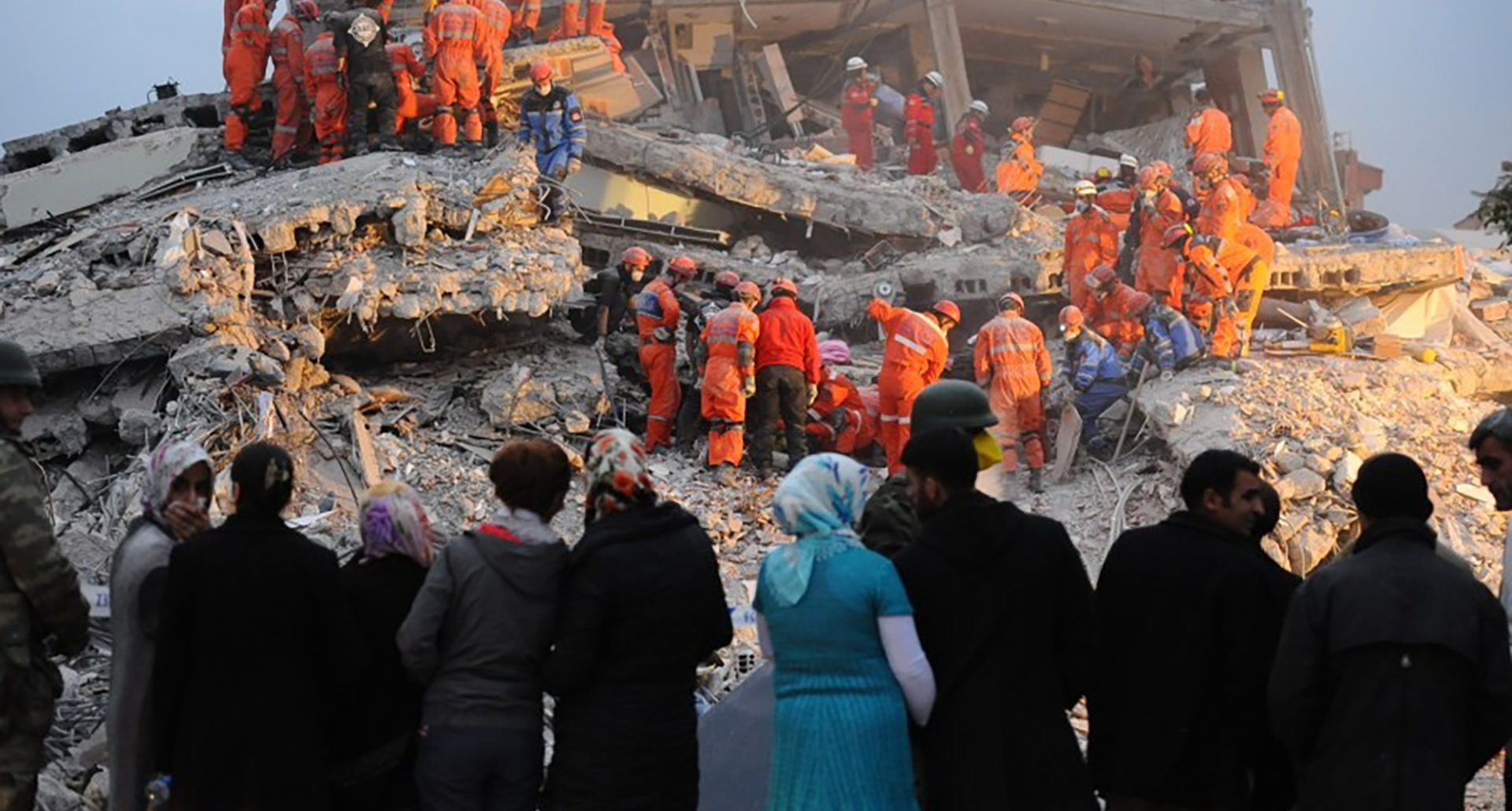Turkey, Van earthquake, IHH relief effort, October 2011. Photo: Mustafa ÖZTÜRK/IHH. License: Attribution-Noncommercial-No Derivative Works, Some rights reserved by İHH İnsani Yardım. https://www.flickr.com/photos/ihhinsaniyardimvakfi/6286195196/sizes/l